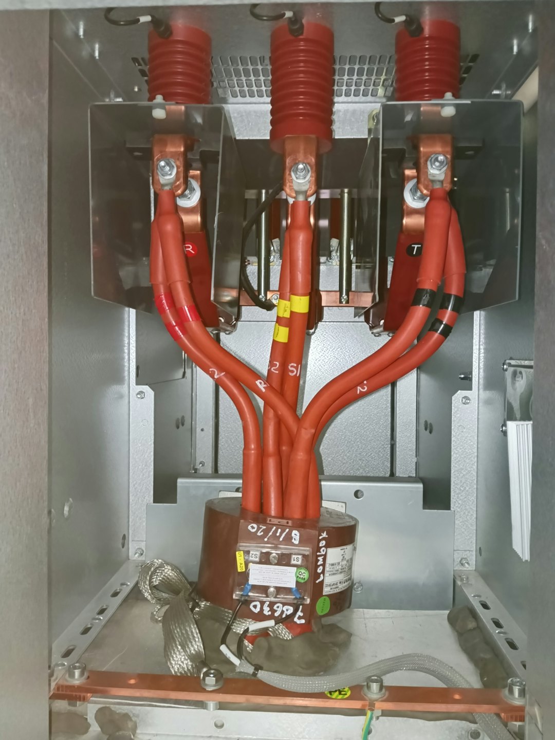 Cableado y componentes eléctricos dentro de un armario industrial.