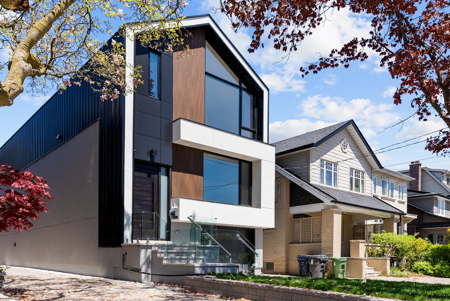 Casa moderna con revestimiento de metal oscuro y madera.