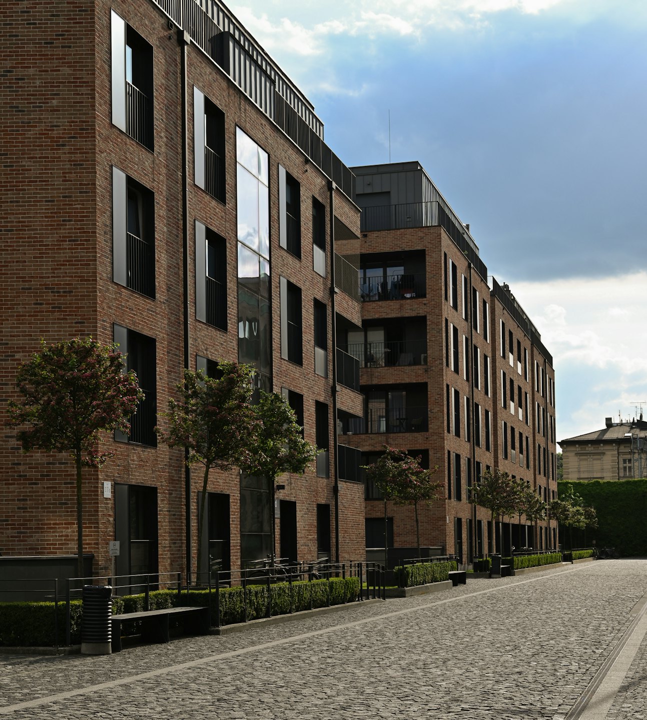 Moderno complejo de apartamentos con fachadas de ladrillo y balcones.